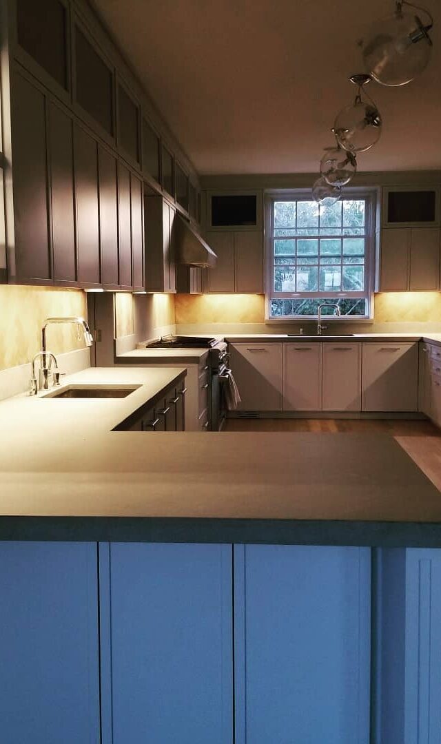 https://www.dreamfloorsny.com/wp-content/uploads/2018/10/kitchen_wood-backsplash-5-640x1080.jpeg